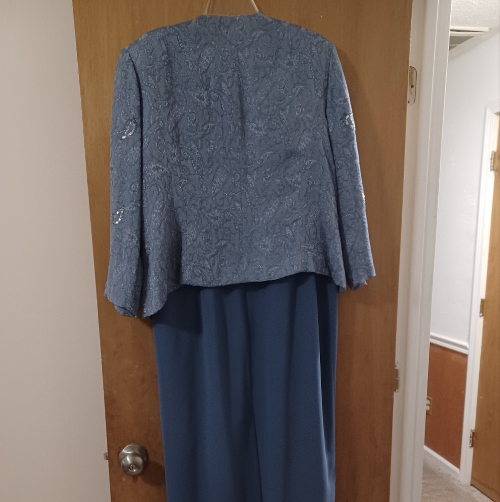 Beautiful formal dress for any occasion 💙 - Picture 3 of 3